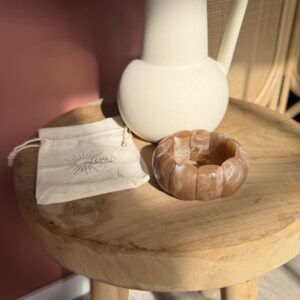 Bracelet élastique large Milémila en résine marbrée ton café au lait, design maillons épais et arrondis.