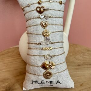 Présentoir de bracelets fins dorés Mile Mila avec charms cœurs, inscription "AMOUR", strass et médaillons solaires.