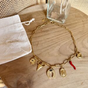 Collier doré Mile Mila à grosses mailles avec charms fer à cheval, trèfle, piment rouge et chapeau de cowboy.