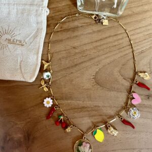 Collier charms Mile Mila avec médaillon fleurs séchées, cerises, piments, citron et cœur rose.