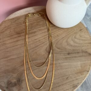 Collier multi-rang Mile Mila composé de quatre chaînes de différentes longueurs, maille serpent et maille fine dorée.