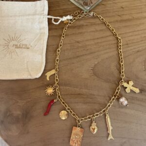 Collier doré Mile Mila avec charms mystiques : carte tarot œil, poisson, croix, soleil et piment rouge.