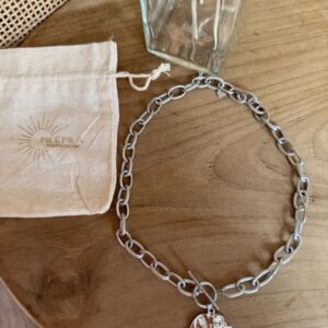 Collier grosses mailles argentées avec pendentif large pastille martelée et fermoir bâton.