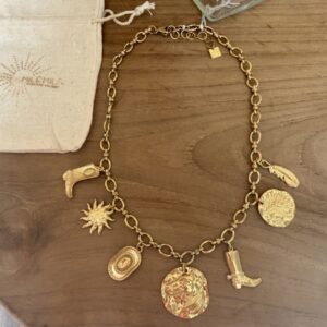 Collier doré à breloques thème Western : tête de cheval, botte de cowboy, plume et chapeau de shérif.