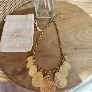 Collier plastron Mile Mila doré avec larges pampilles ovales martelées en forme de gouttes.