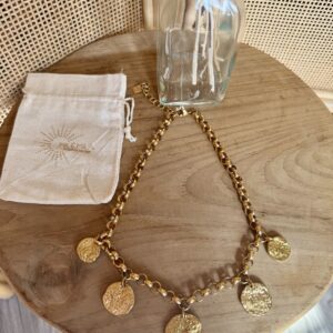 Collier à maillons ronds dorés avec cinq pampilles pastilles martelées réparties sur l'avant.