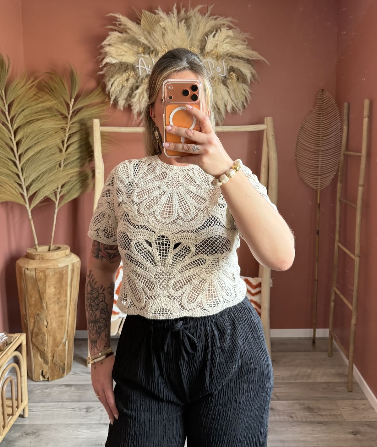Top en crochet blanc à manches courtes avec motifs floraux — boutique Le Dress BY L.A