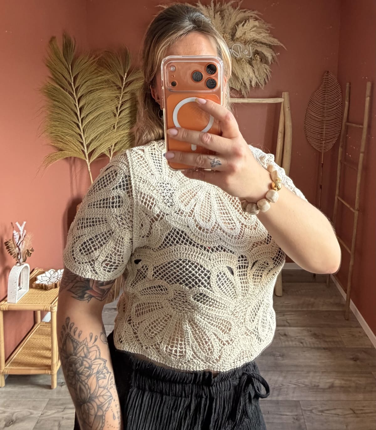 Top en crochet blanc à manches courtes avec motifs floraux — boutique Le Dress BY L.A