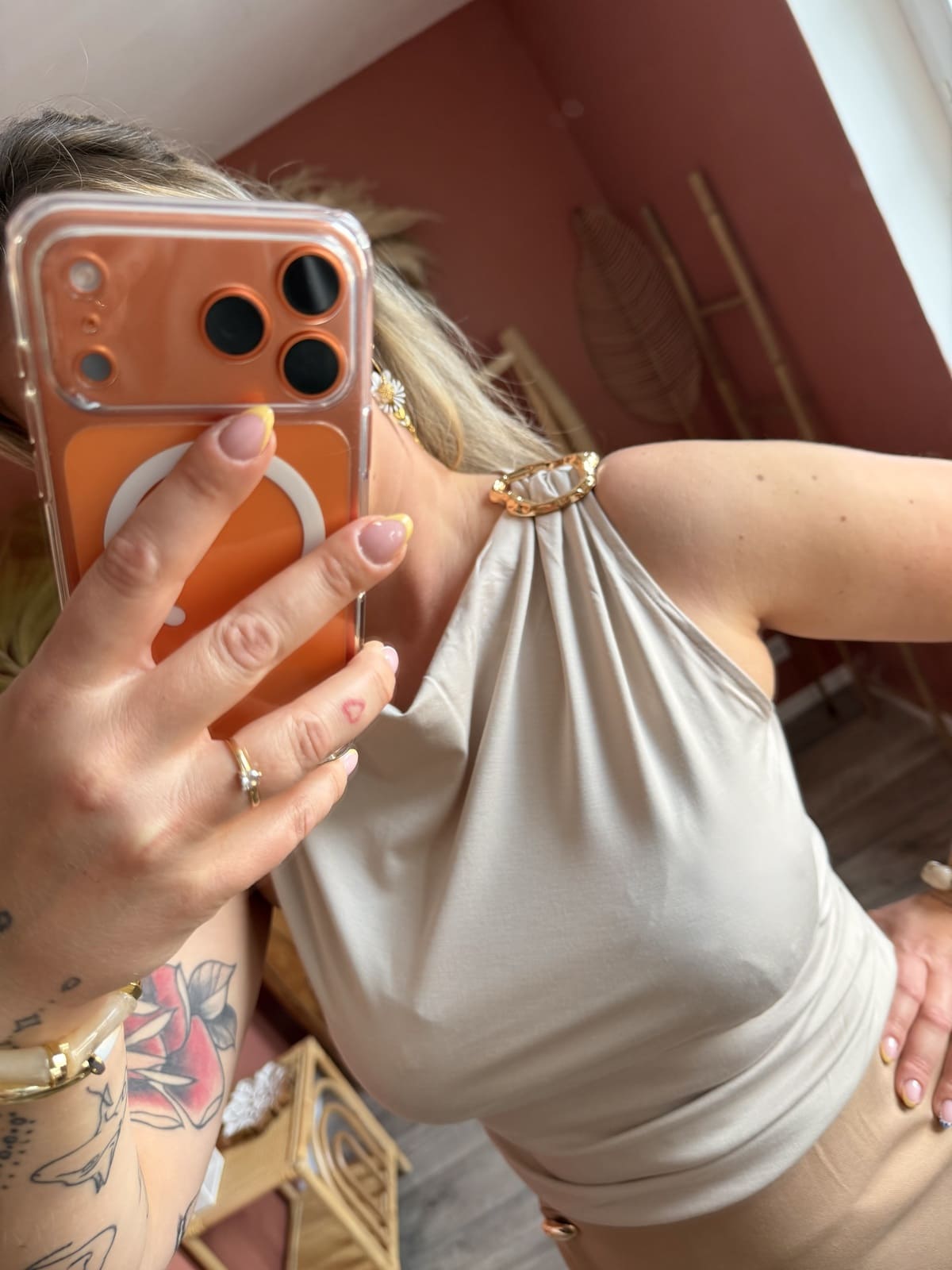 Détail du col bijou doré sur top beige satiné — Le Dress BY L.A