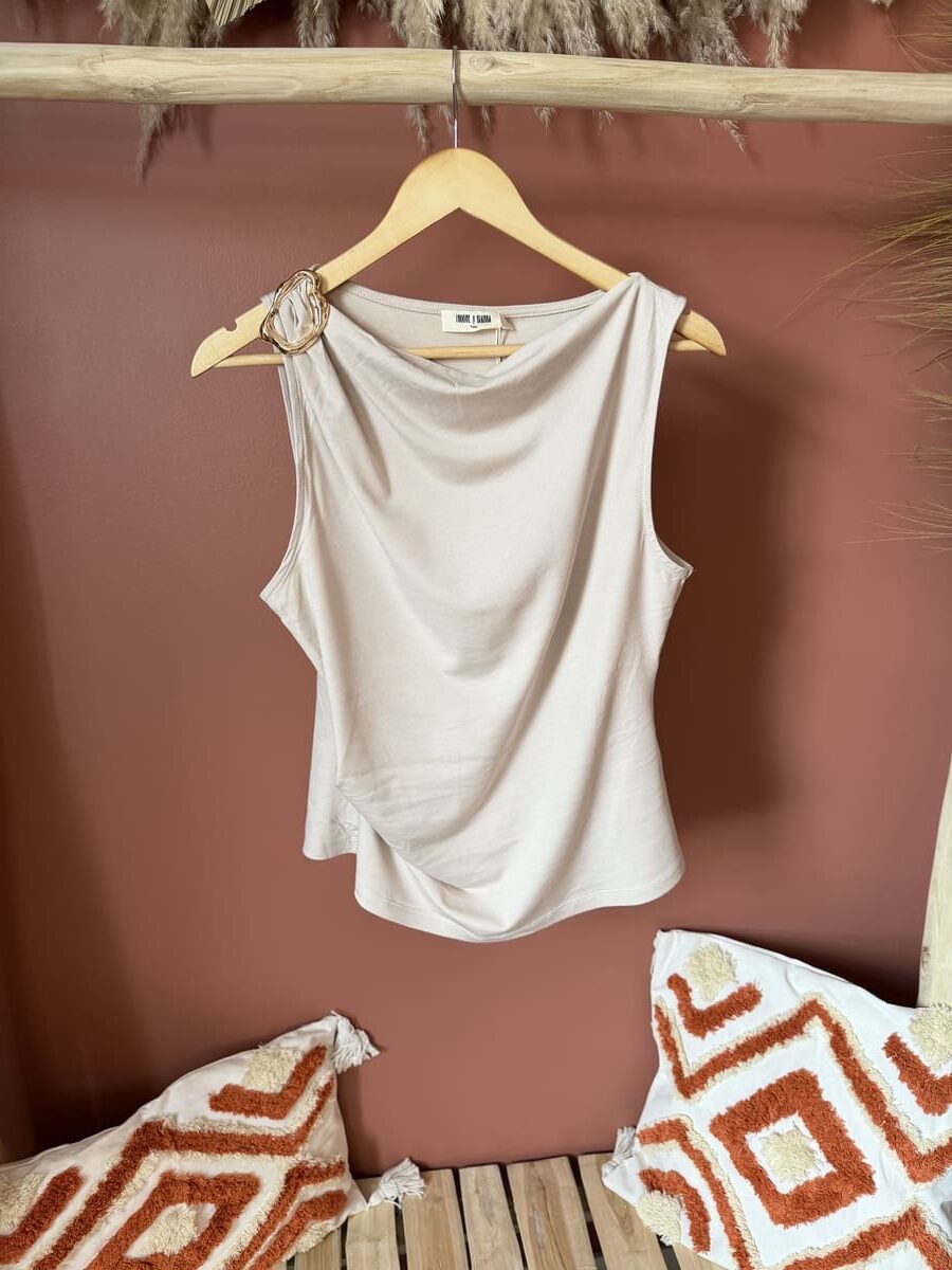 Détail du col bijou doré sur top beige satiné — Le Dress BY L.A