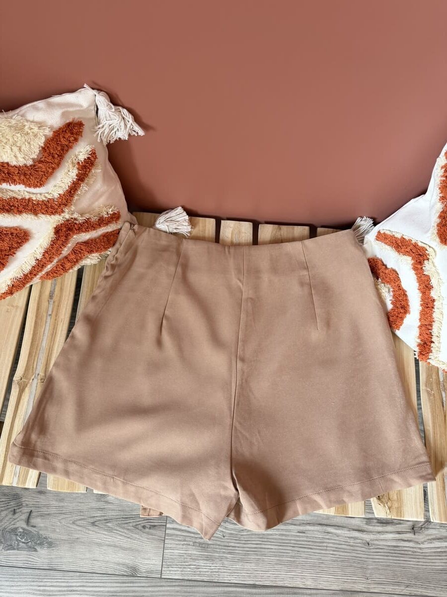 Ensemble deux pièces beige : top sans manches col américain et mini-jupe satinée — Le Dress BY L.A