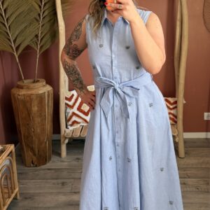 Robe longue bleu clair sans manches avec ceinture à nouer et détails brodés, style bohème chic femme
