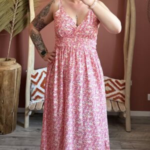 Robe longue à bretelles fine, imprimé floral rose et blanc, coupe cintrée à la taille.