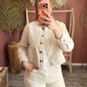 Veste courte beige de la marque Oraije modèle Calista avec boutons dorés et détails brodés à la taille.