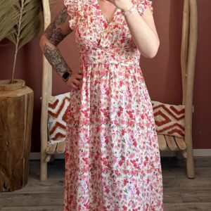 Robe mi-longue à motifs floraux roses, décolleté en V et détails à volants sur les épaules.