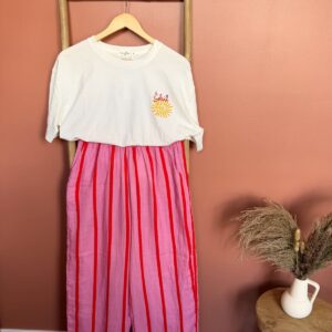 Ensemble t-shirt blanc brodé soleil et pantalon large rayé rose et rouge — Le Dress BY L.A