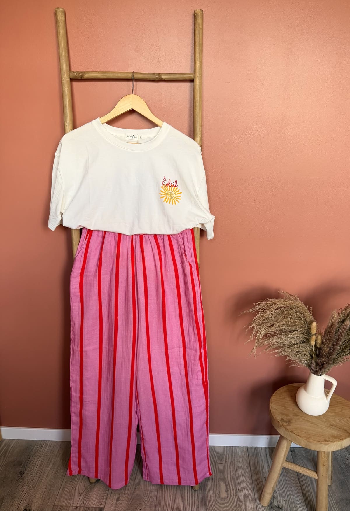 Ensemble t-shirt blanc brodé soleil et pantalon large rayé rose et rouge — Le Dress BY L.A