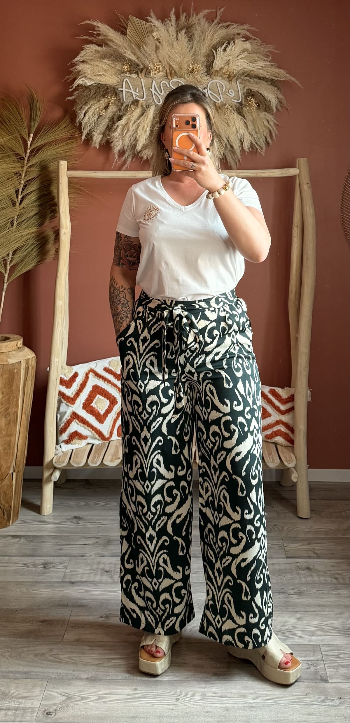 Pantalon palazzo imprimé baroque vert foncé et blanc porté avec t-shirt blanc — Le Dress BY L.A