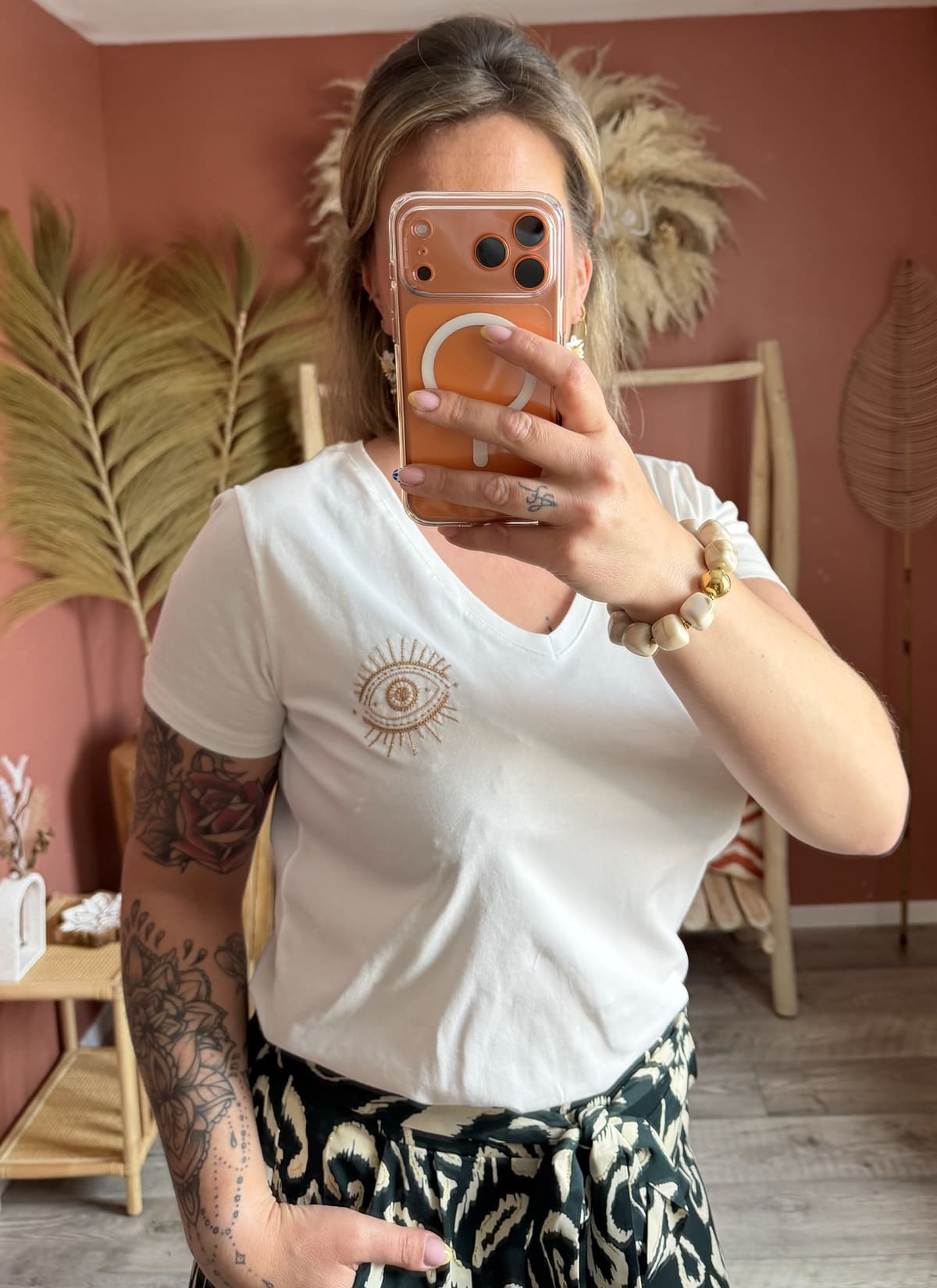 T-shirt blanc col V brodé motif œil doré — boutique Le Dress BY L.A