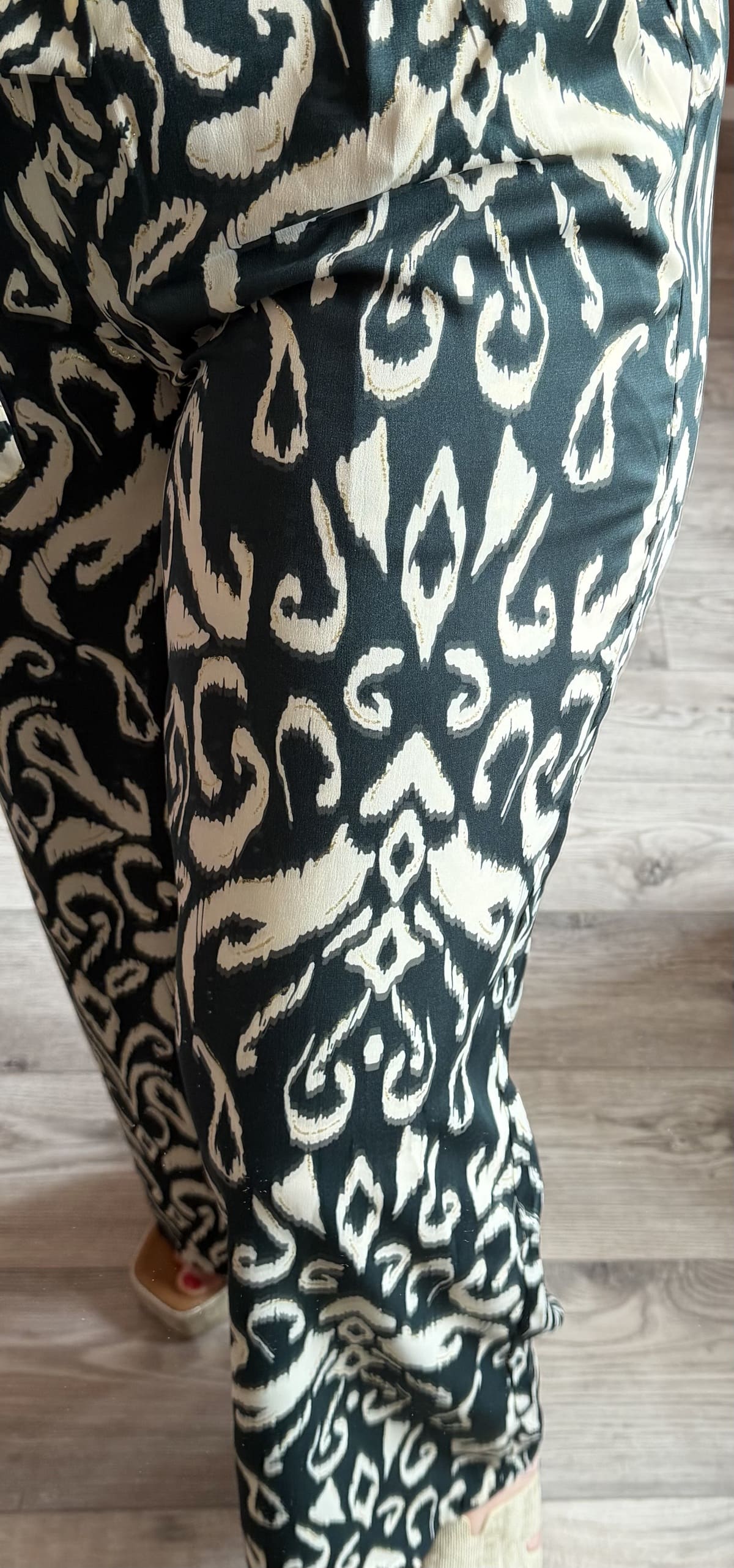 Pantalon palazzo imprimé baroquevert foncé et blanc porté avec t-shirt blanc — Le Dress BY L.A