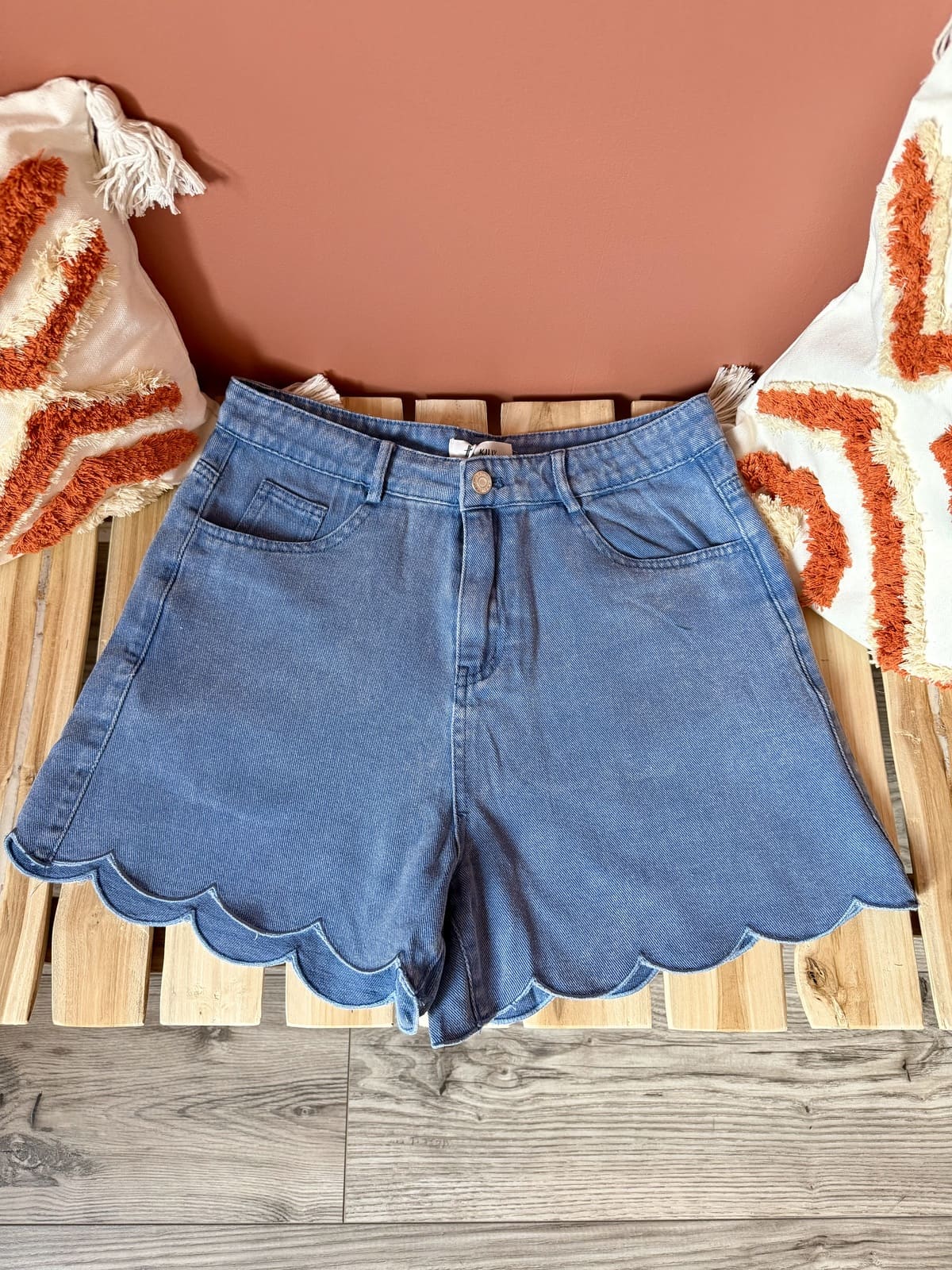 Short en jean taille haute à ourlet festonné — Le Dress BY L.A