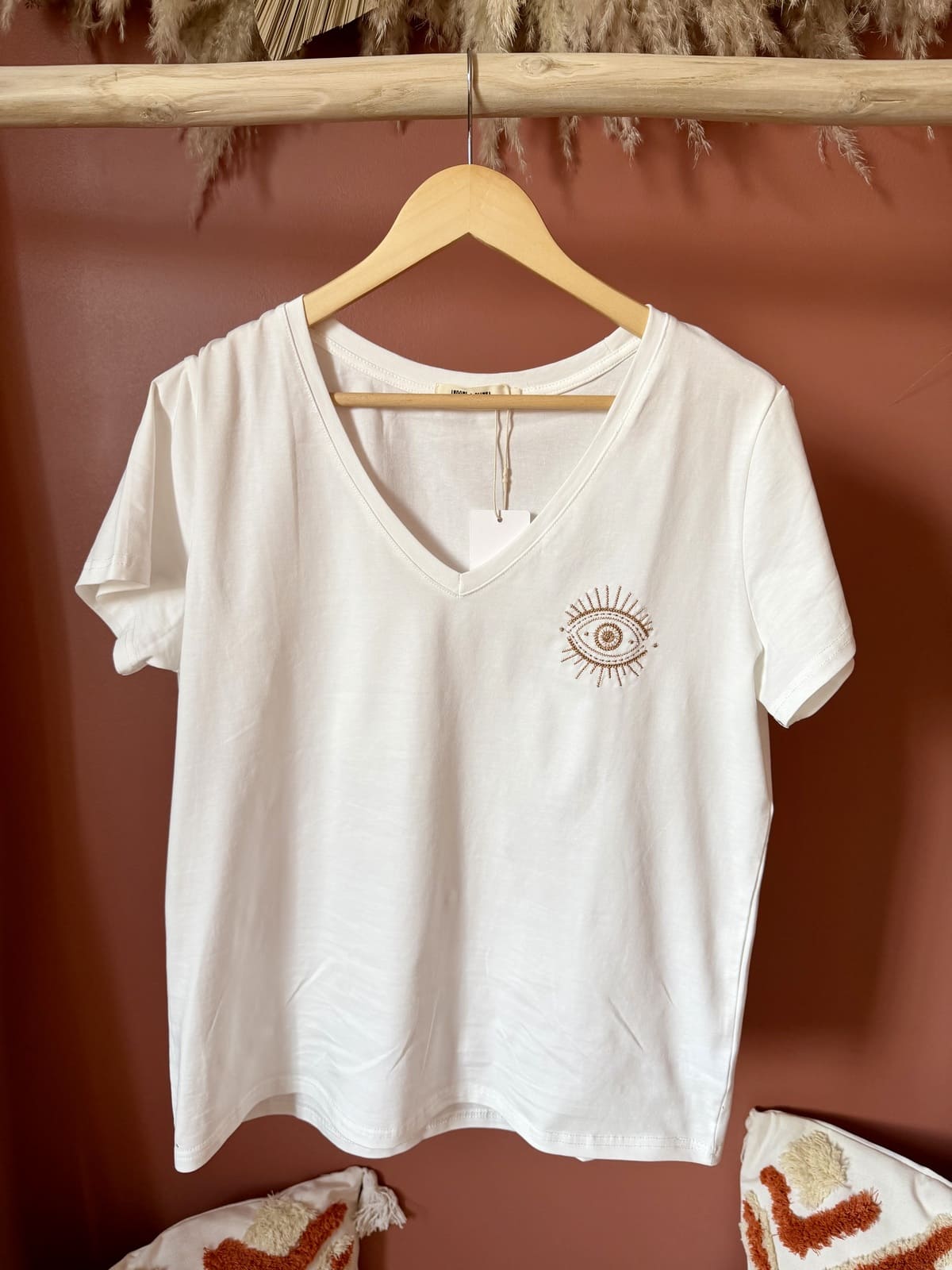 T-shirt blanc col V brodé motif œil doré — boutique Le Dress BY L.A