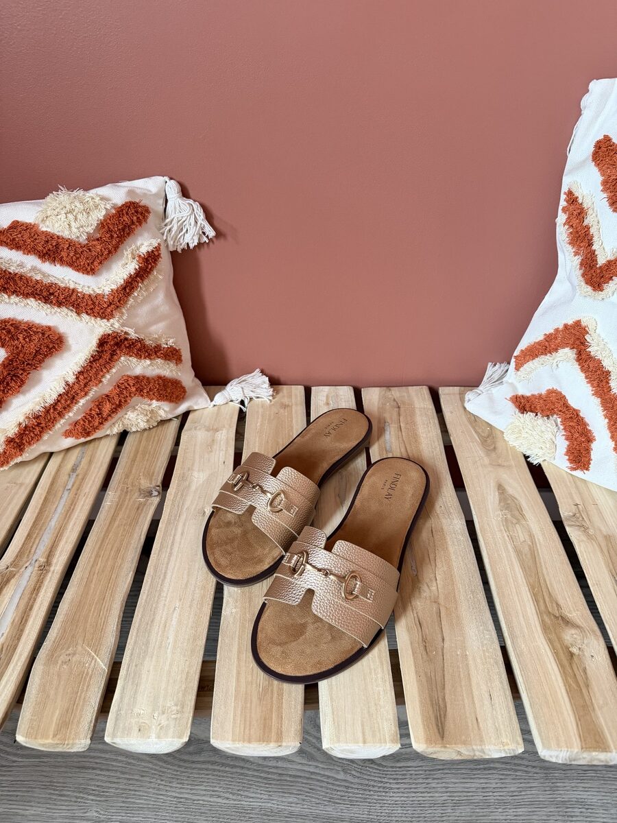 Mules Plates Dorées Grainées avec Chaîne – Image 3