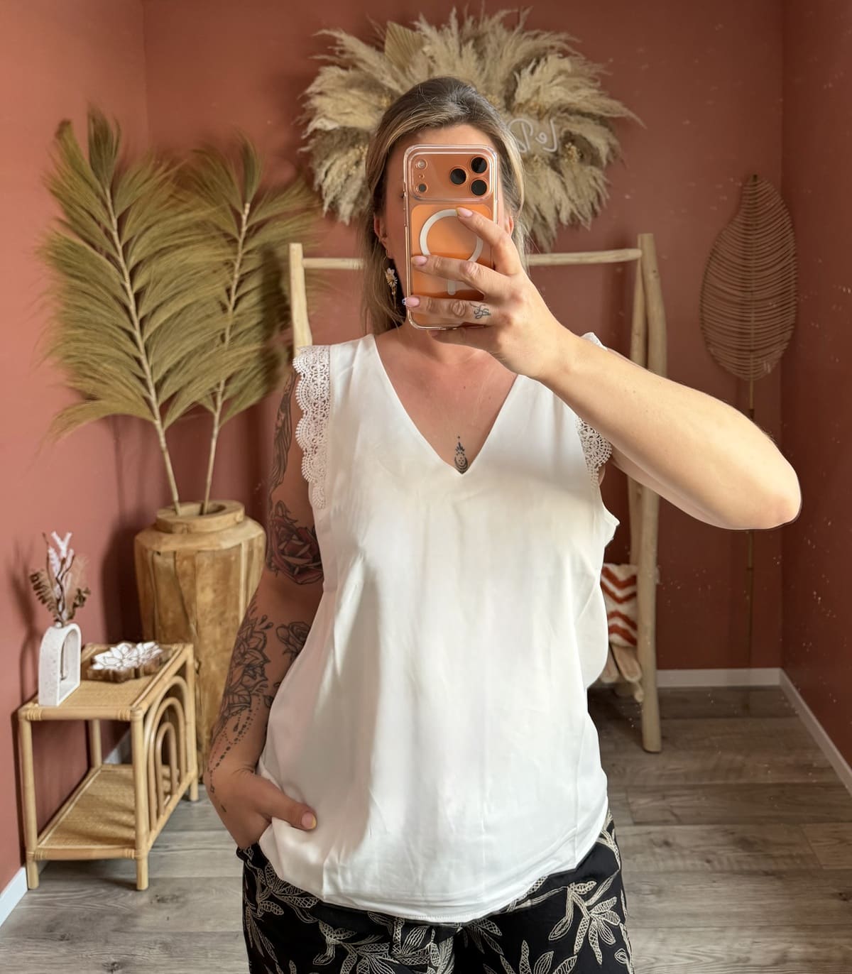 Top blanc sans manches avec empiècements en dentelle sur les épaules — Le Dress BY L.A