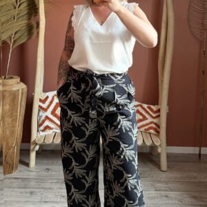 Pantalon large noir à broderies florales blanches, vue détail — Le Dress BY L.A
