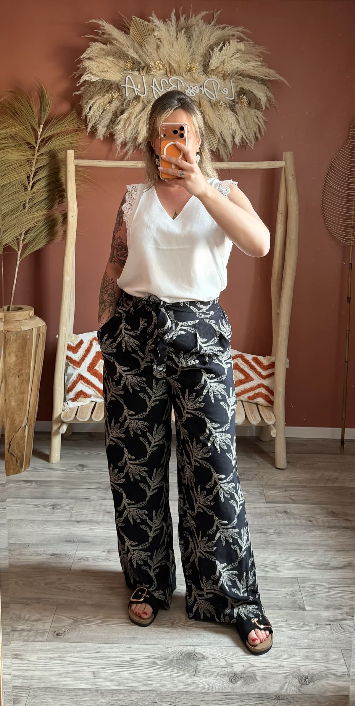 Pantalon large noir à broderies florales blanches, vue détail — Le Dress BY L.A