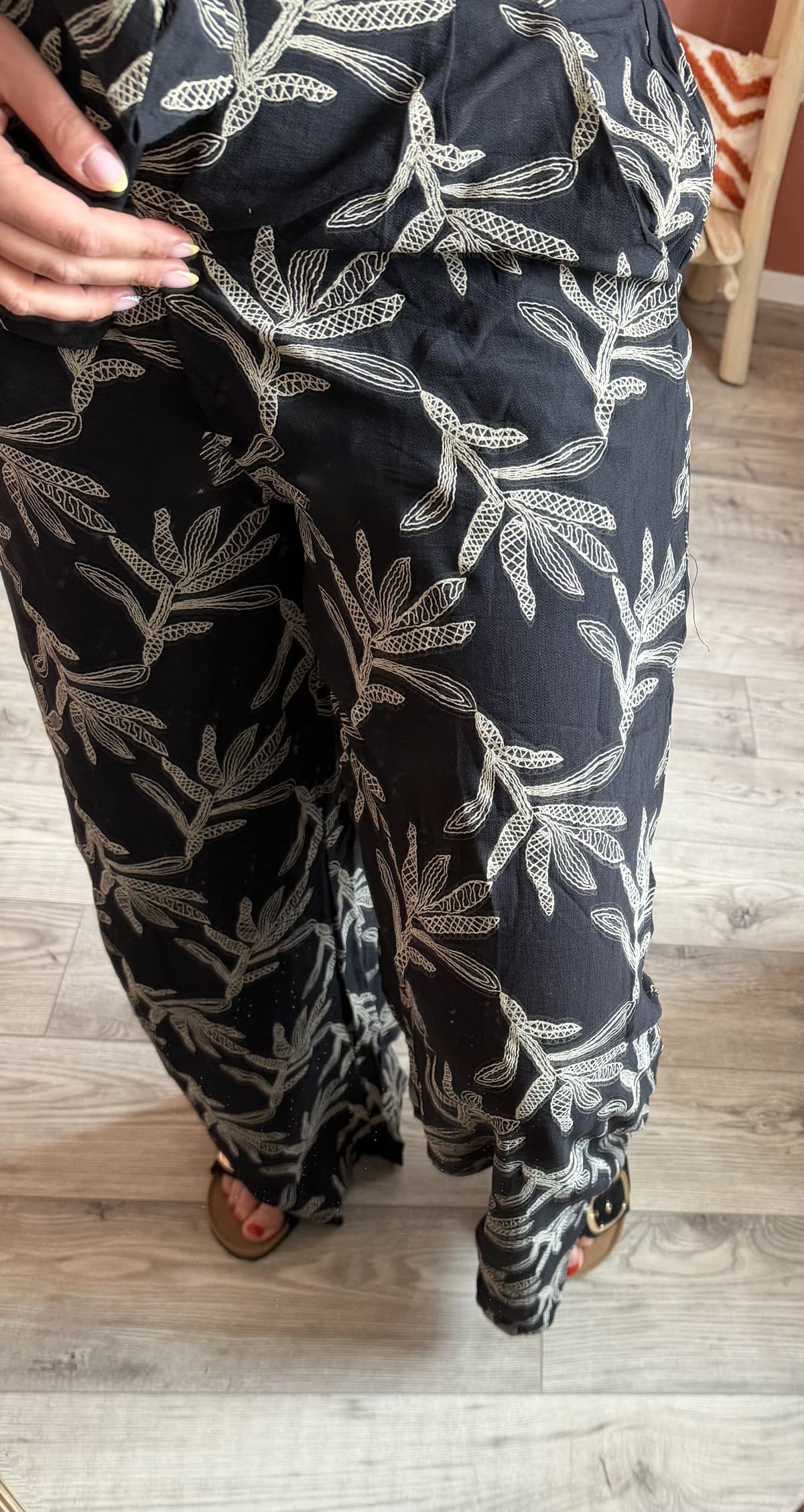 Pantalon large noir à broderies florales blanches, vue détail — Le Dress BY L.A