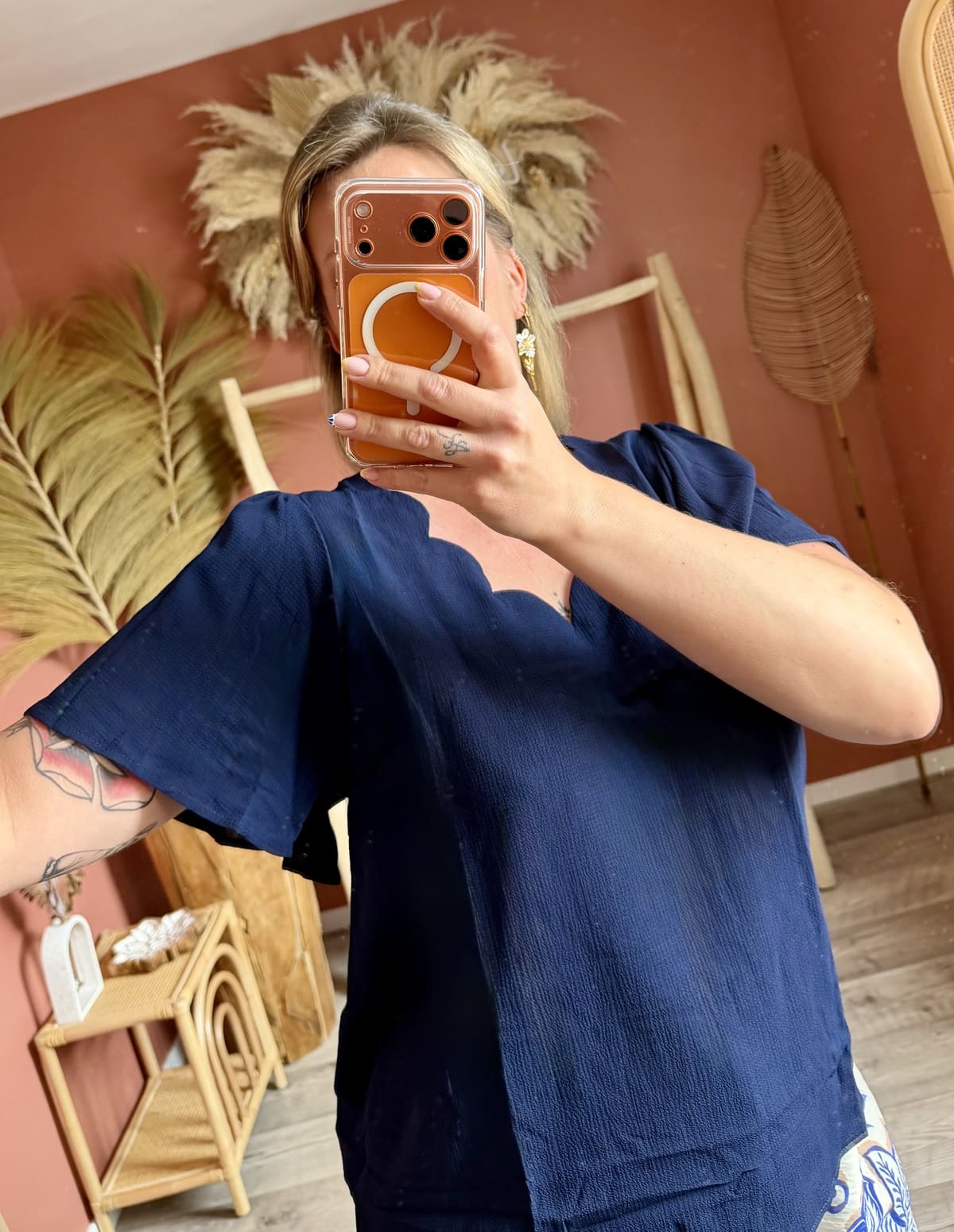 Blouse Bleue Marine Col V Manches Volantées – Image 2