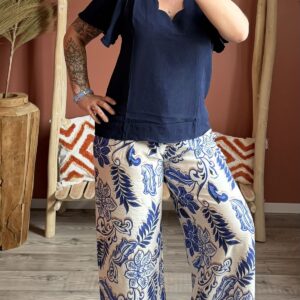 Tenue complète : blouse marine col festonné à volants associée à un pantalon palazzo imprimé floral bleu et écru — Le Dress BY L.A