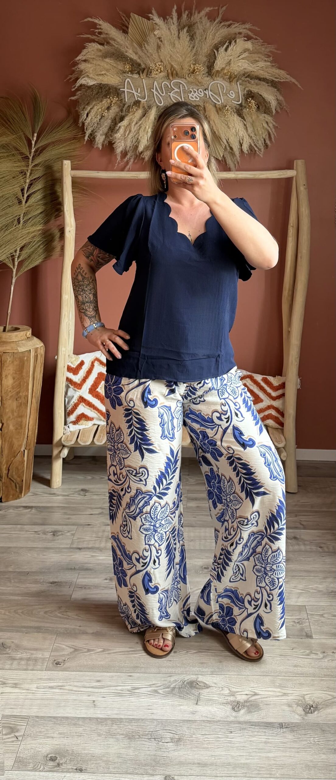 Tenue complète : blouse marine col festonné à volants associée à un pantalon palazzo imprimé floral bleu et écru — Le Dress BY L.A