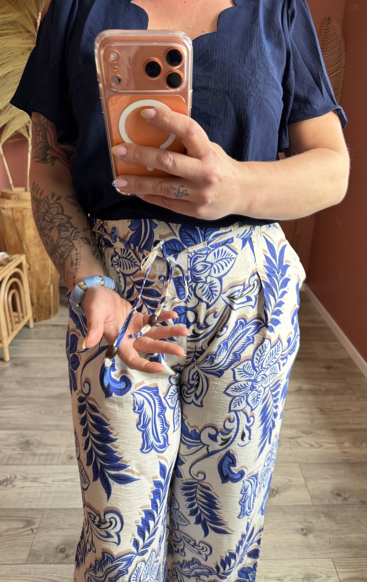 Tenue complète : blouse marine col festonné à volants associée à un pantalon palazzo imprimé floral bleu et écru — Le Dress BY L.A
