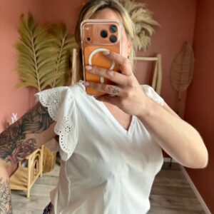 Top blanc col V à manches courtes en broderie anglaise festonnée — Le Dress BY L.A
