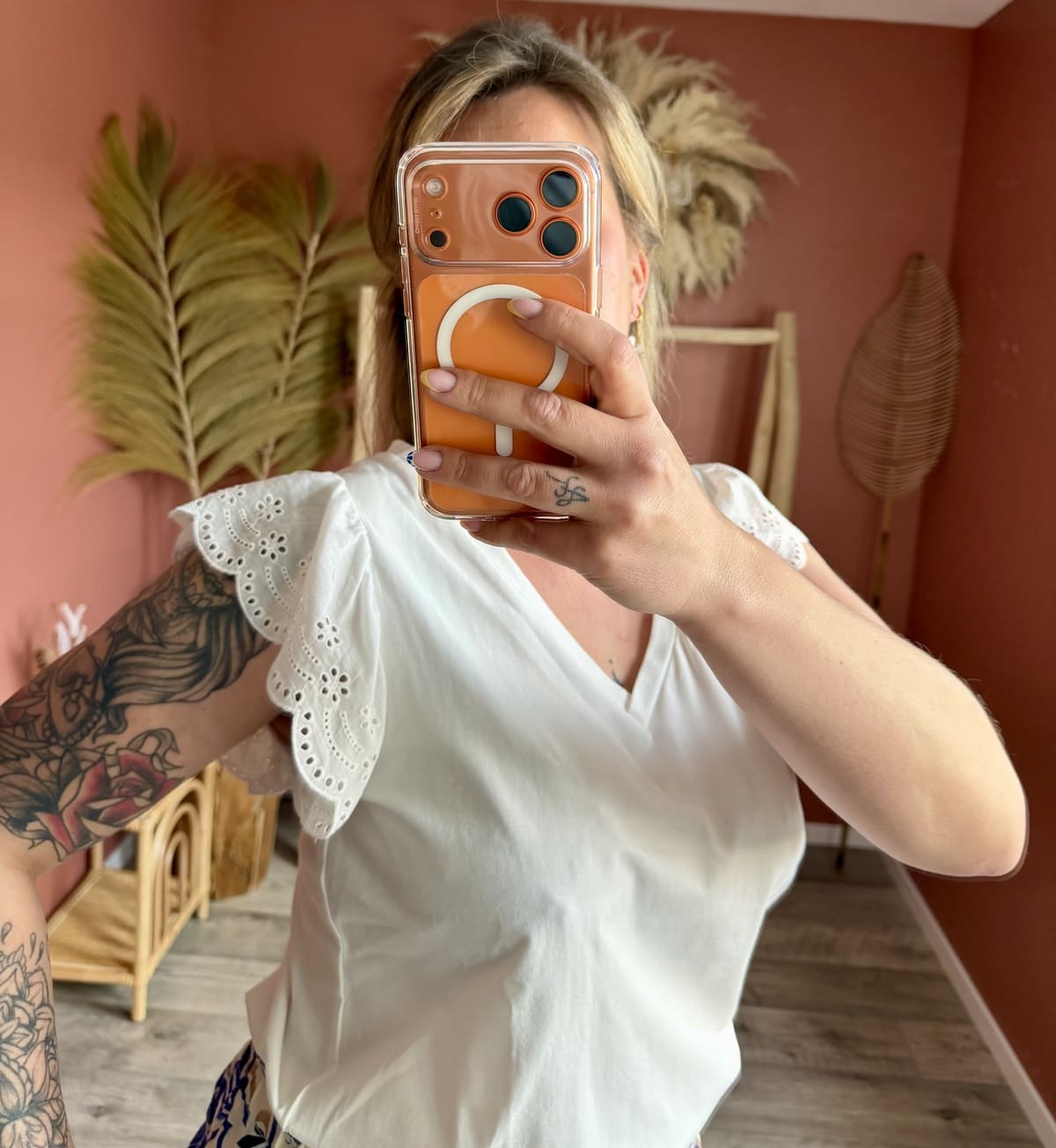 Top blanc col V à manches courtes en broderie anglaise festonnée — Le Dress BY L.A