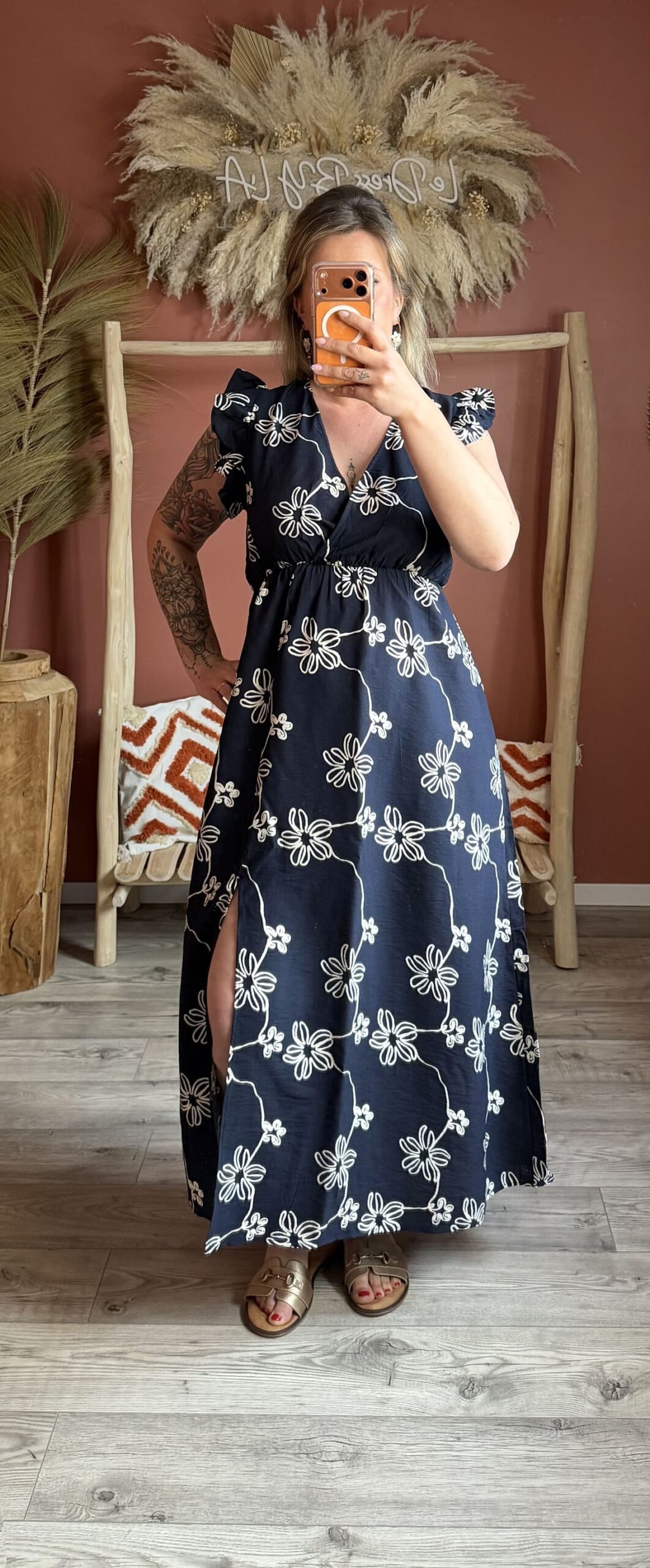 Robe portefeuille marine à imprimé floral blanc, col V et taille marquée — Le Dress BY L.A