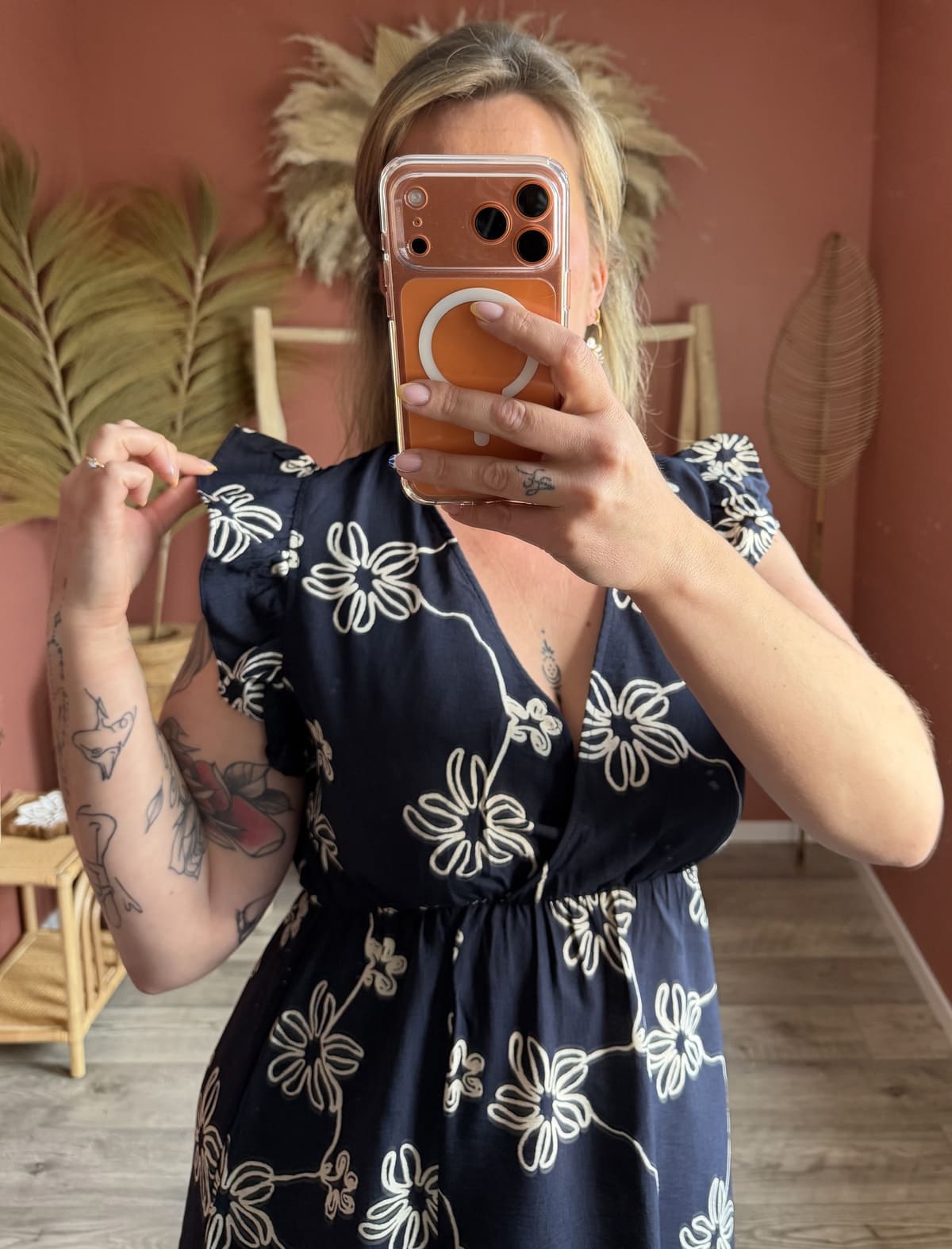 Robe Longue Marine Fleurie à Volants – Image 3
