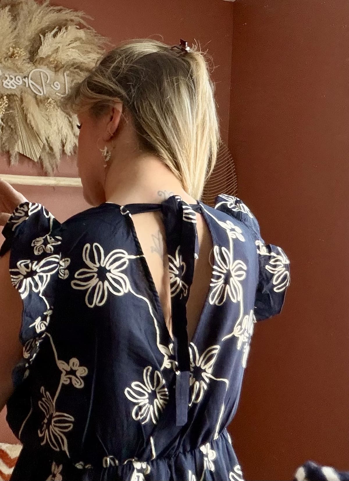 Robe portefeuille marine à imprimé floral blanc, col V et taille marquée — Le Dress BY L.A