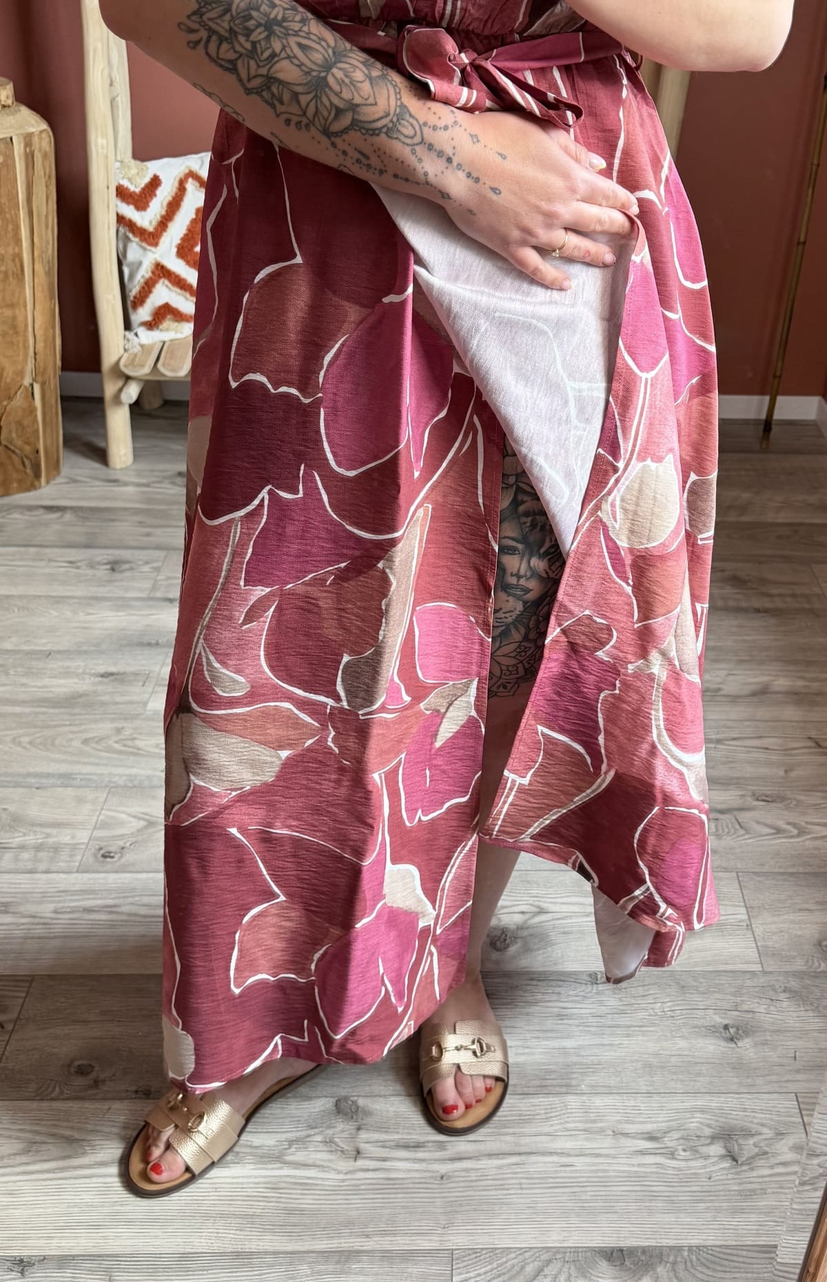 Robe portefeuille rose vieux à imprimé fleurs abstraites, manches courtes et ceinture nouée — Le Dress BY L.A