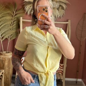 Chemise en gaze de coton jaune pâle à manches courtes nouée à la taille, portée avec un jean brut — Le Dress BY L.A