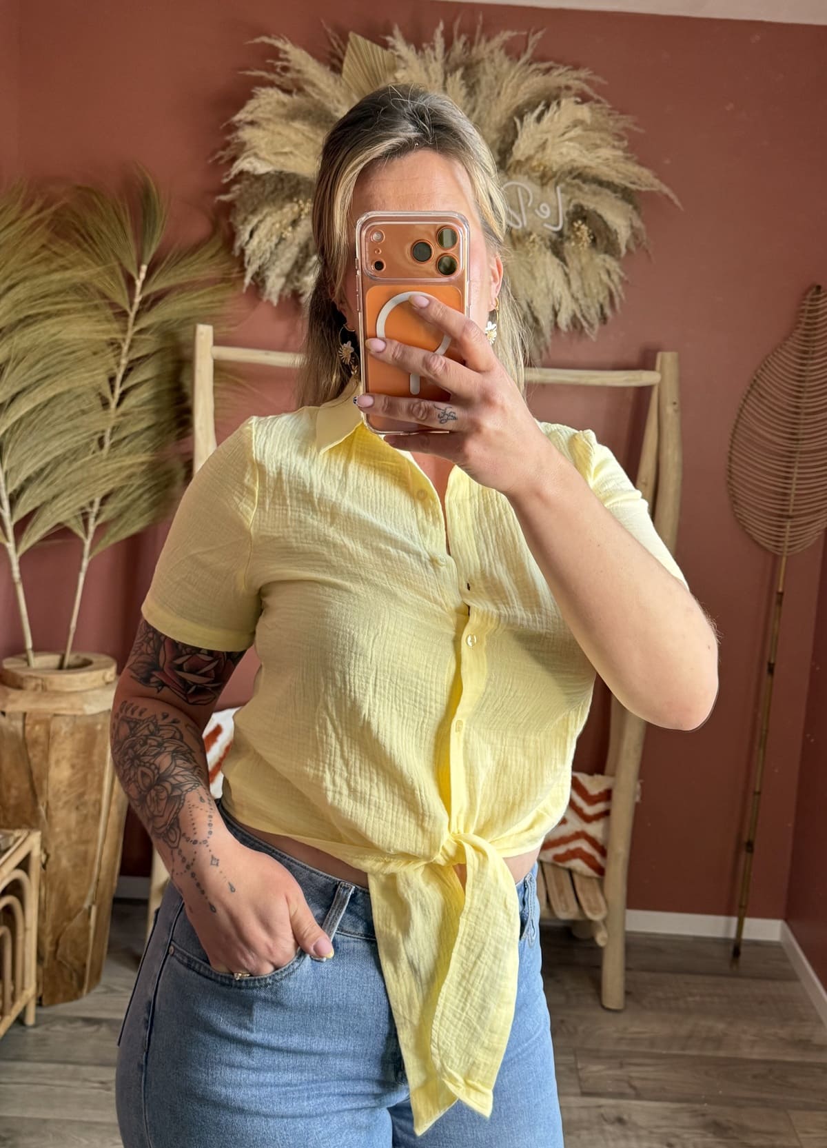 Chemise en gaze de coton jaune pâle à manches courtes nouée à la taille, portée avec un jean brut — Le Dress BY L.A