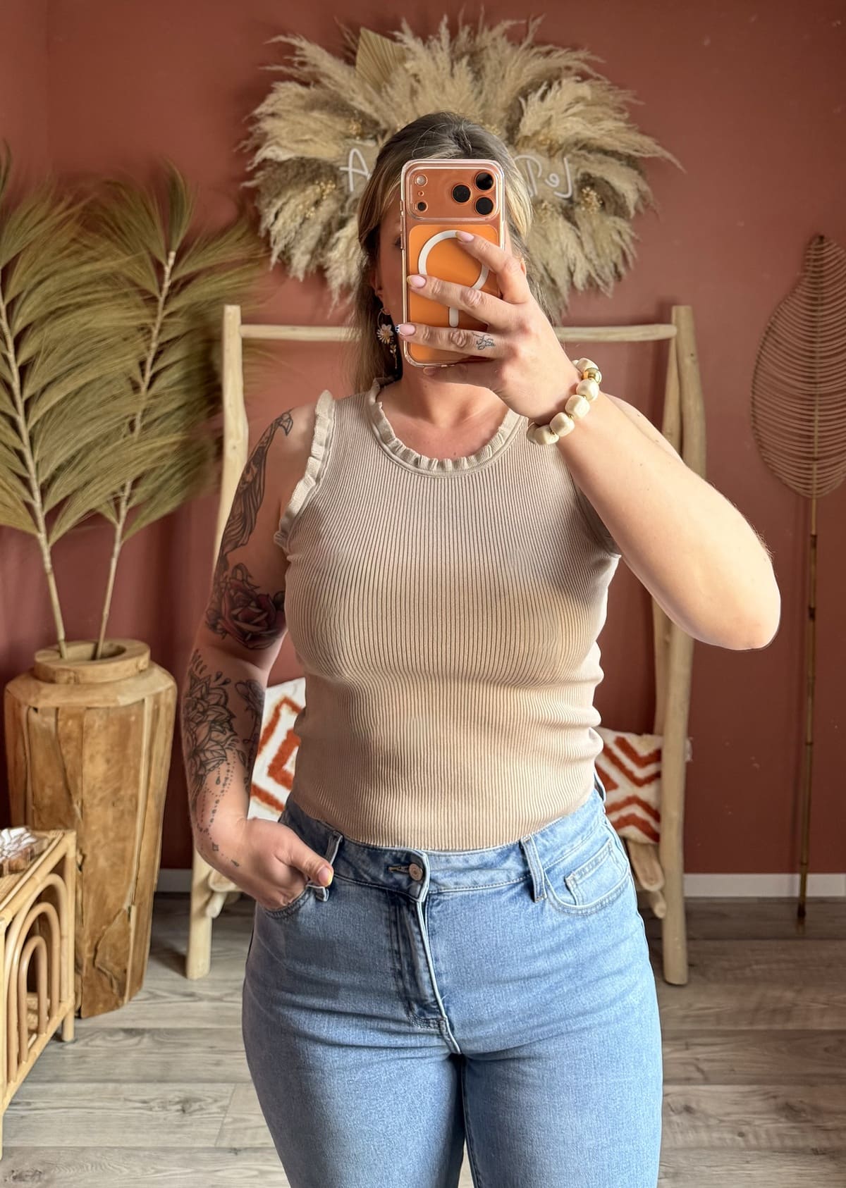 Débardeur côtelé beige à col rond avec finitions froncées, style sport chic — Le Dress BY L.A