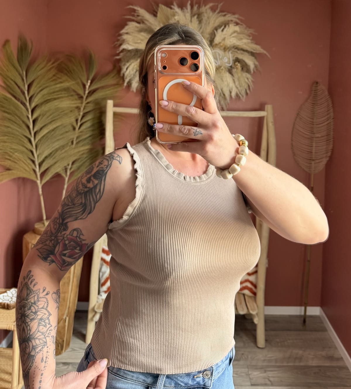 Débardeur côtelé beige à col rond avec finitions froncées, style sport chic — Le Dress BY L.A