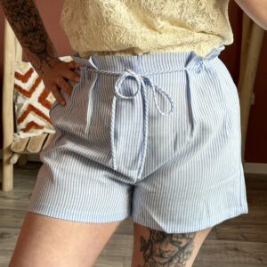 Short taille haute à rayures bleues et blanches avec cordon de serrage — Le Dress BY L.A