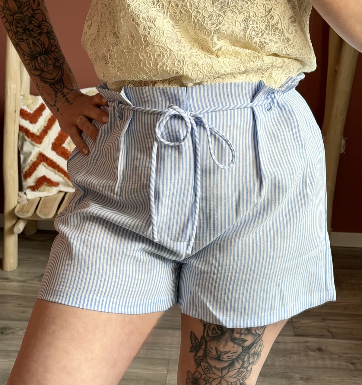 Short taille haute à rayures bleues et blanches avec cordon de serrage — Le Dress BY L.A