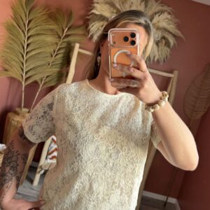 Top en dentelle florale écrue à manches courtes, style bohème chic — Le Dress BY L.A