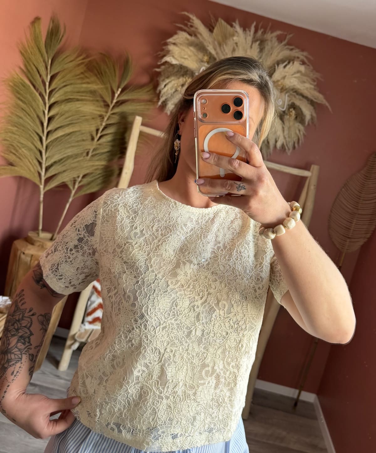 Top en dentelle florale écrue à manches courtes, style bohème chic — Le Dress BY L.A