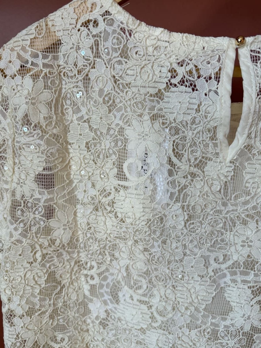 Top en dentelle florale écrue à manches courtes, style bohème chic — Le Dress BY L.A